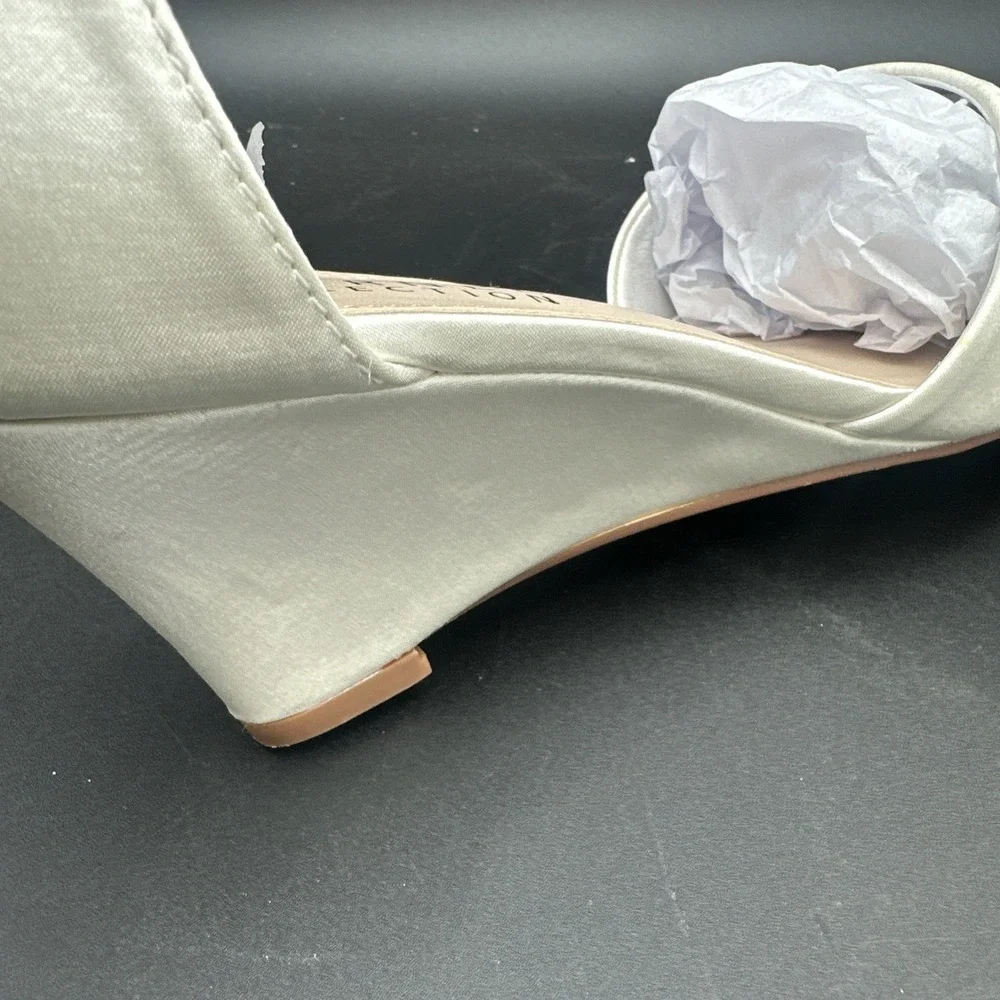 Journee Collection Women's‎ White CONNOR Jeweled Wedges Size 11 Medium
